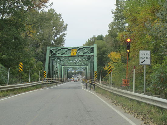 One lane bridge wie auf Hawaii, nur mit Ampel und schlechterem Wetter 