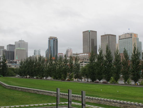 Blick über Champ de Mars auf Downtown Montréal
