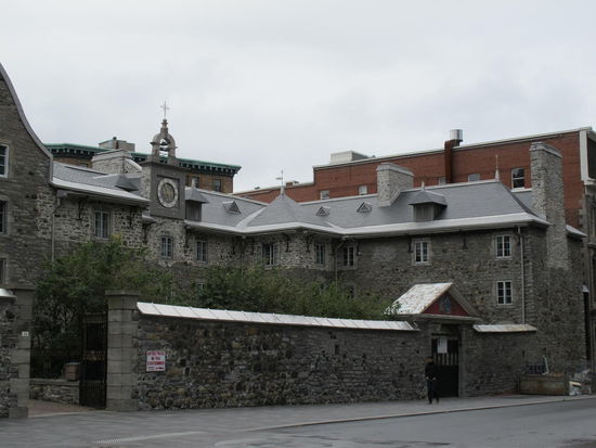 Vieux-Séminaire de Saint-Sulpice direkt neben der Basilique Notre-Dame de Montréal