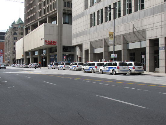 Ein Haufen Polizei am Place du Canada