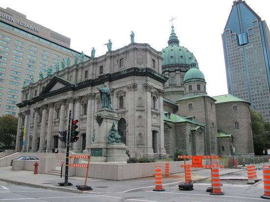 Cathédrale Marie-Reine du Monde, rechts ist ein Teil von 1000 de La Gauchetière (1000 ist ganz einfach die Hausnummer)