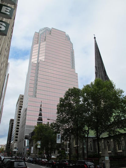 Cathedrale Christ Church mit einem leicht rosafarbenen Hochhaus dahinter
