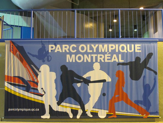 Am Fuße des Olympiaturms