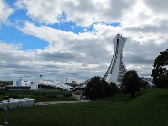 Rechts der Olympiaturm, links das Biodôme de Montréal