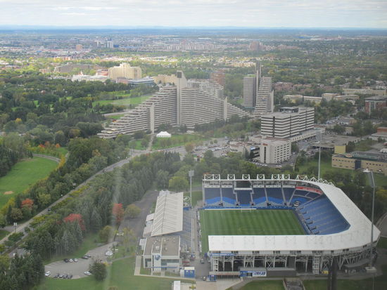 Stade Saputo vorne, dahinter Gebäude des olympischen Dorfes