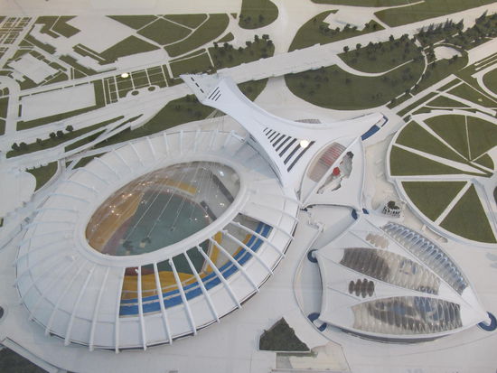 Modell des Stadions samt Turm und dem heutigen Biodôme de Montréal rechts daneben