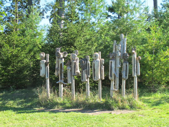 Holzfiguren neben dem kurzen Wanderweg