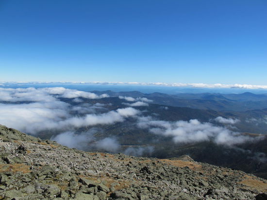 Am Parkplatz ein paar Meter unterm Gipfel, aber über den Wolken 