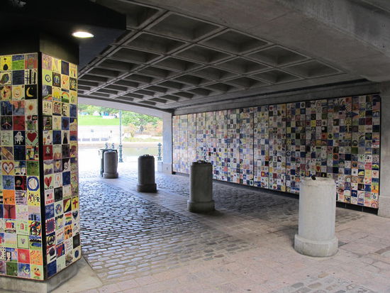 Schöne Unterführung des Memorial Blvd