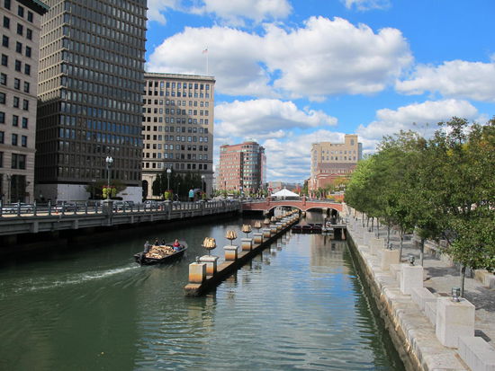 Die "Körbe" werden mit Brennholz befüllt