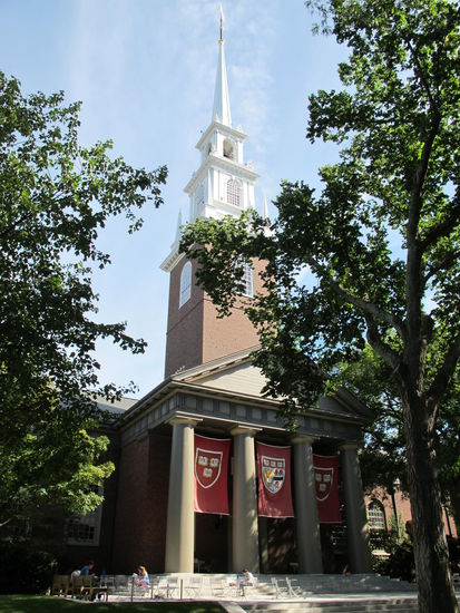 Memorial Church (an der Grünfläche hinter der University Hall)