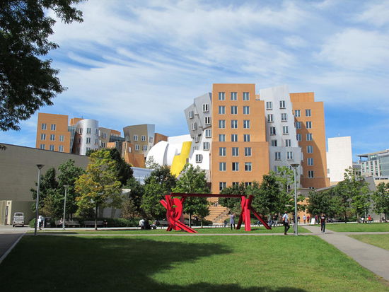 Stata Center von Weitem...