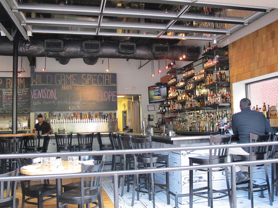 Hinten an der Wand ist die große Bierauswahl zu sehen (aber wahrscheinlich keines dabei des schmeckt  )