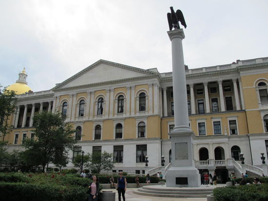 State House von hinten (links ein kleines Stück der goldenen Kuppel)