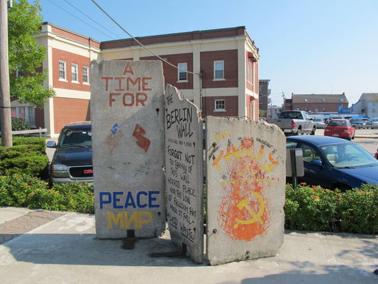 Ein Stück Berliner Mauer am Hafen von Portland