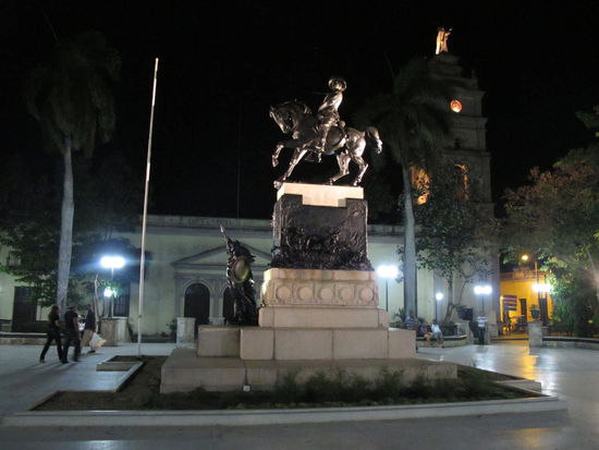 Die Statue von Ignacio Agramonte bei Nacht