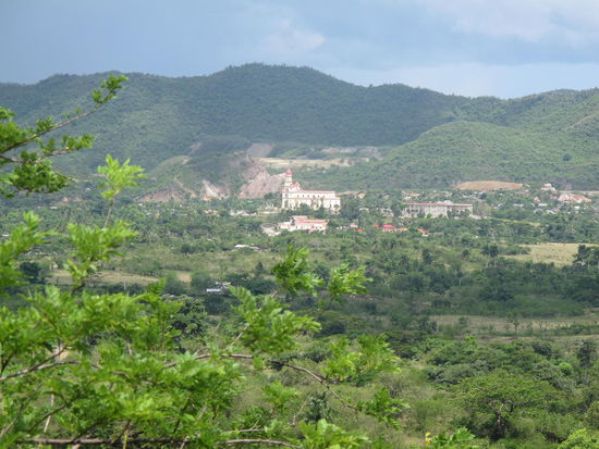 Die Basilika El Cobre von weitem