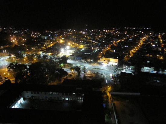 Nachtsicht auf Santiago de Cuba