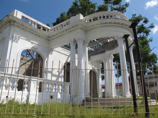 Ruine mitten in Santiago de Cuba