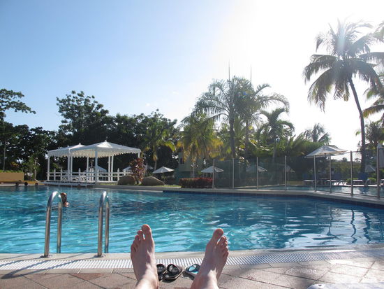 Entspannen am Pool mit Happy Hour Cocktail