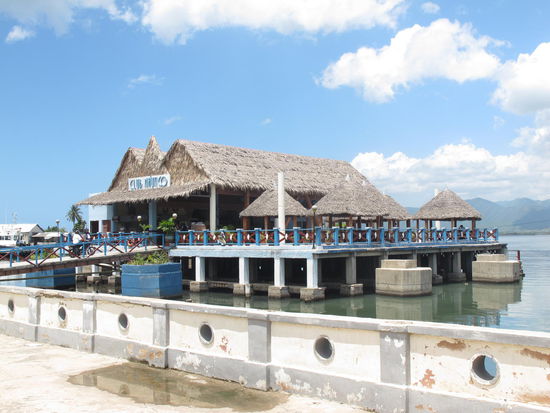 Club an der Bucht von Santiago de Cuba