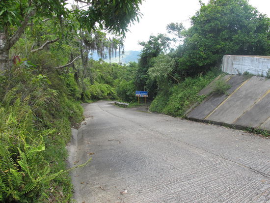 Steile Straße nach oben/unten