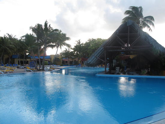 Die Hotelanlage, hier Pool mit Poolbar