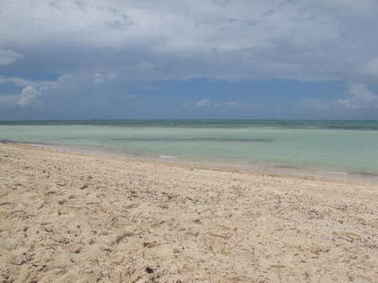 Strand mit ein bißchen blauem Himmel