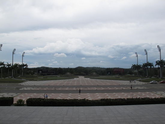 Sicht vom Monument auf den Vorplatz