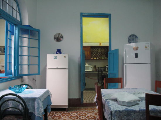 Eßzimmer mit Blick in die Küche