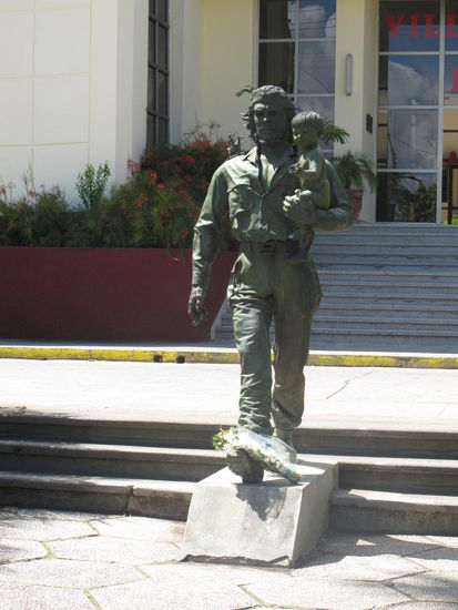 Che Statue mit Kind aufm Arm
