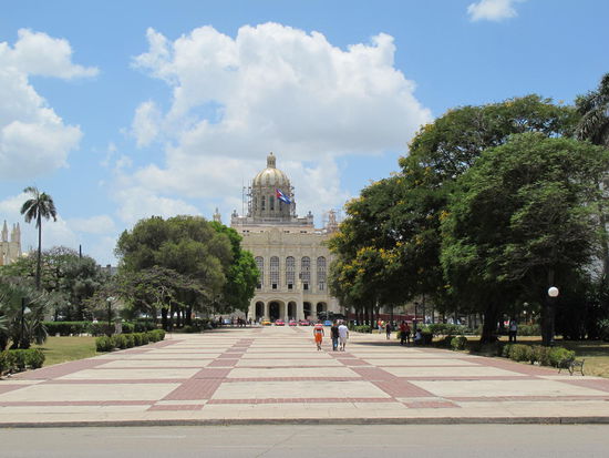 Plaza 13 de Marzo mit dem Museo de la Revolucion