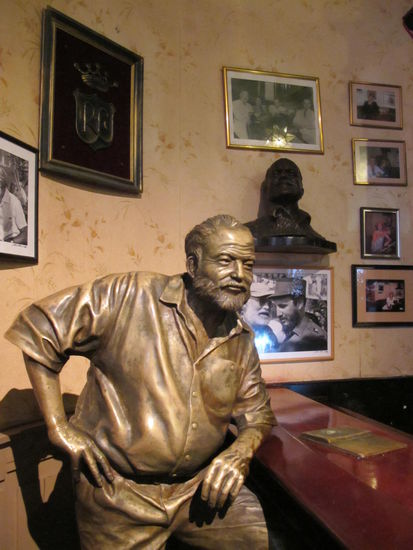 Hemingwaystatue in der Floridita Bar