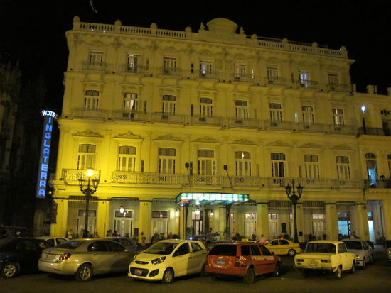 Unser Hotel bei Nacht