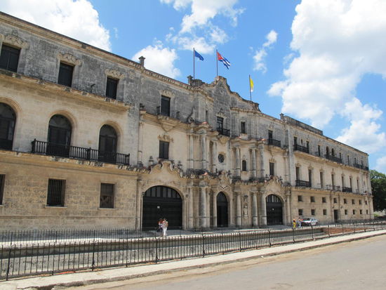 Neben dem Parque Luz Caballero