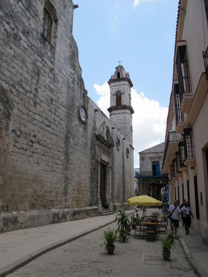 In einer Gasse neben der Catedral de San Cristobal de la Habana