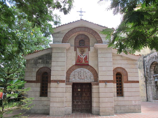Kleine Kapelle neben der Iglesia y Monasterio de San Francisco de Asis im Garten zu Ehren von Mutter Teresa