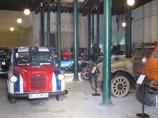 Blick von der Straße ins Museo del Automovil