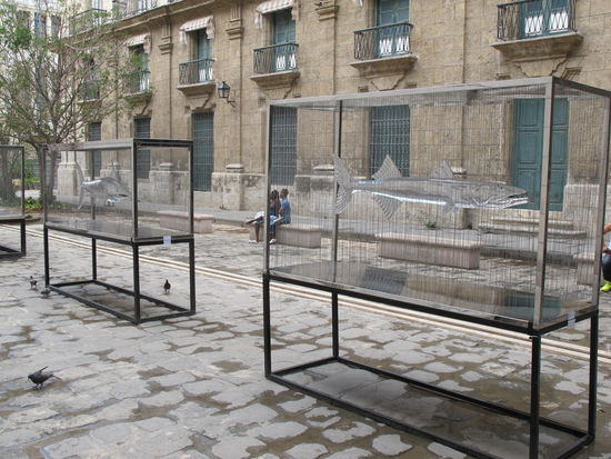 Hängende Glasfiguren in Habana Vieja