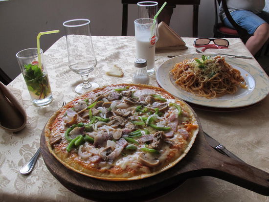Leckere Pizza und Spaghetti mit Cocktails