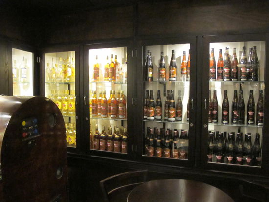 Ein Teil der Wandschränke in der Sloppy Joe's Bar