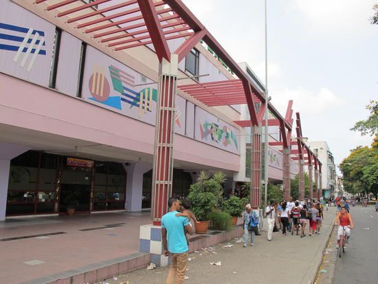 Ein Einkaufszentrum in Havanna - kaum zu glauben