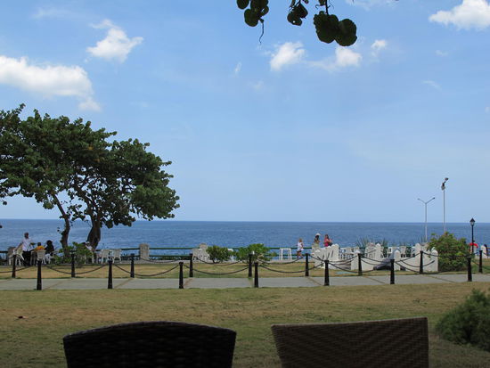 Im Garten des Hotel Nacional mit Cocktail aufs Meer schauen