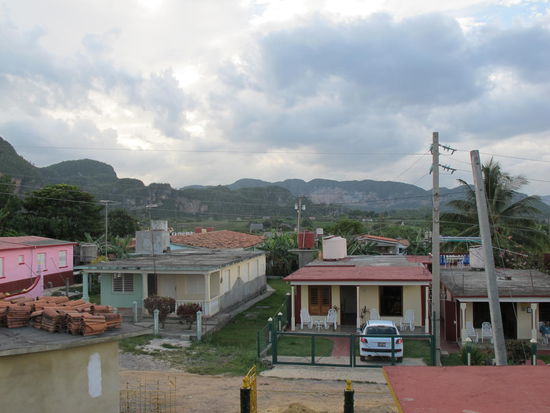 Sicht von der Dachterrasse der Casa Marilyn auf Vinales und das Tal