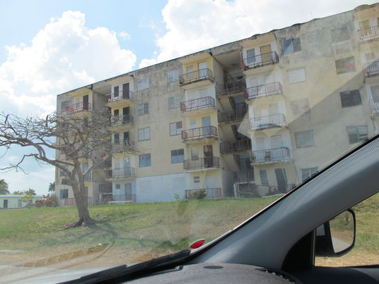 Betonblock mitten im Nichts in nem winzigen Dorf