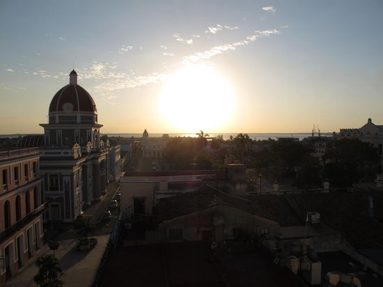 Sonnenuntergang mit Blick Richtung Bahia de Cienfuegos über den Parque Jose Marti