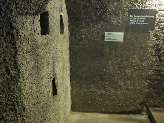 MG-Schießscharten an einer Treppe im Bunker