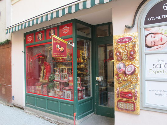 Einer von vielen Mozartkugelläden