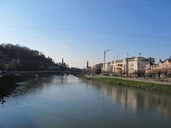 Die Salzach und rechts das Hotel Sacher