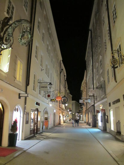 Ziemlich leer die Getreidegasse nachts...